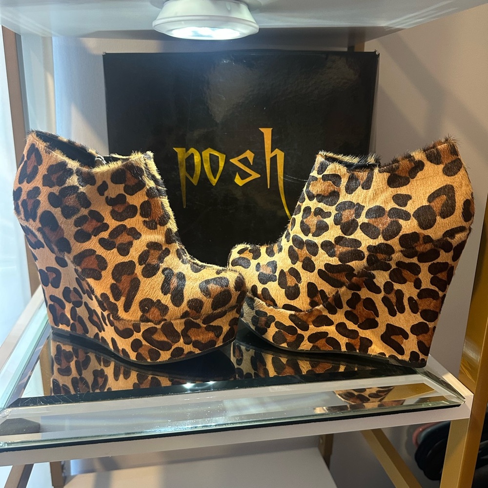 POSH Women’s Shoes Leopard Print
Platform Bootie size 6 New!